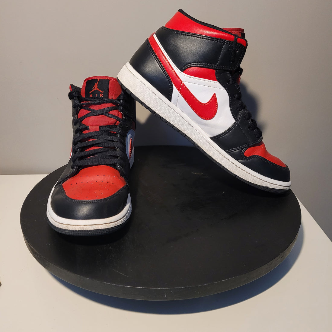 Produktbild vom Nike Air Jordan 1 Mid White Black Red (Artikelnummer 554724-079)