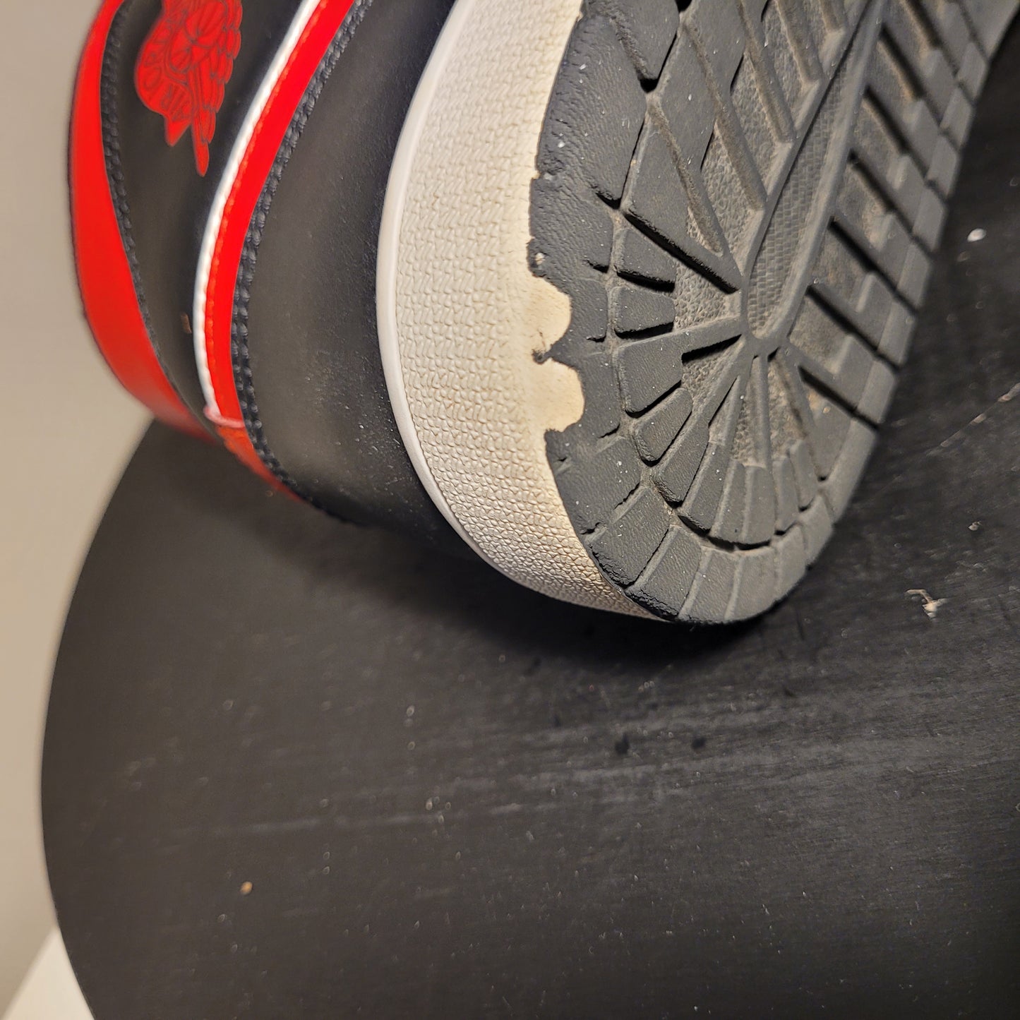 Sneaker Nike Air Jordan 1 Mid White Black Red Größe 44,5 (Artikelnummer 554724-079) - Ravify - Dein Shop für Retro- und Vintageartikel