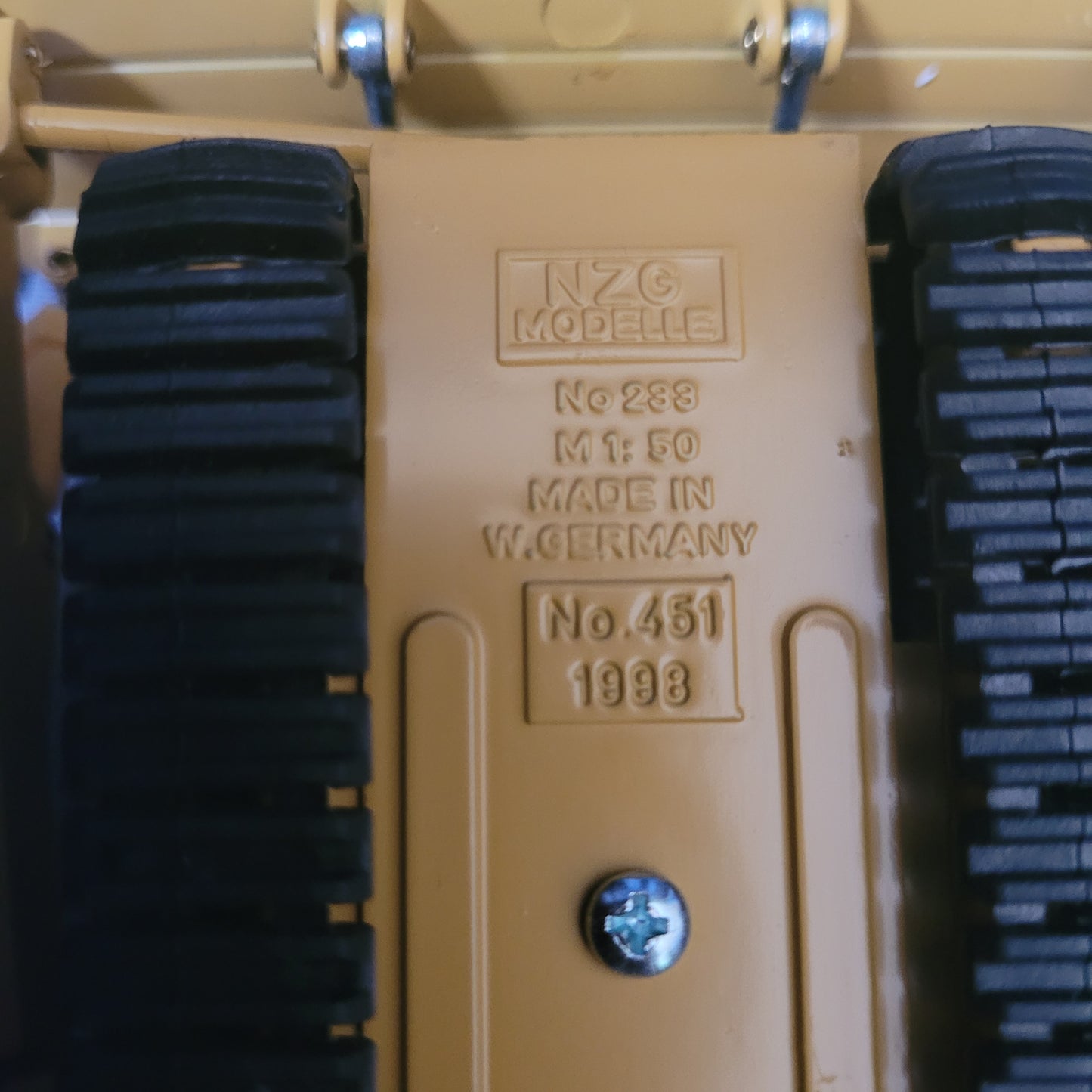 NZG Caterpillar CAT D9R Planierraupe 1:50 – No. 451 – Made in W. Germany