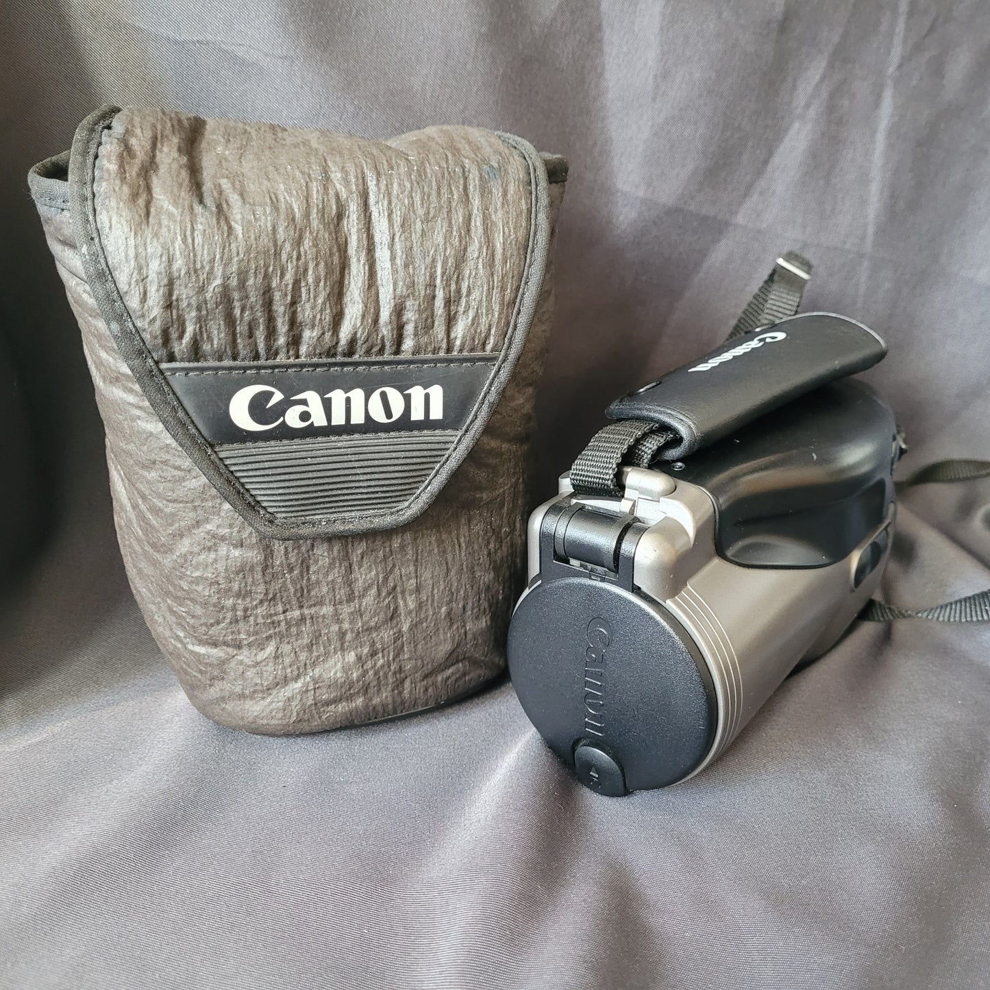 Vintage Canon Epoca Kompaktkamera mit Original Canon‑Tasche, silber‑schwarze 35mm Kompaktkamera aus den frühen 2000er‑Jahren, Retro‑Technik für Sammler