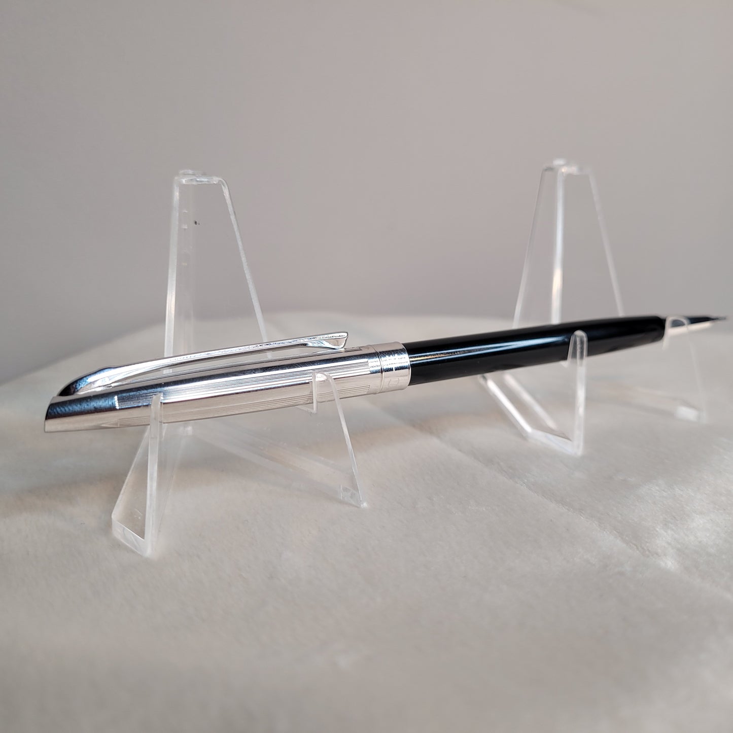 Eleganter Caran d'Ache Druckbleistift Madison Schwarz - Swiss Made, in glänzendem Schwarz mit silbernen Akzenten.
