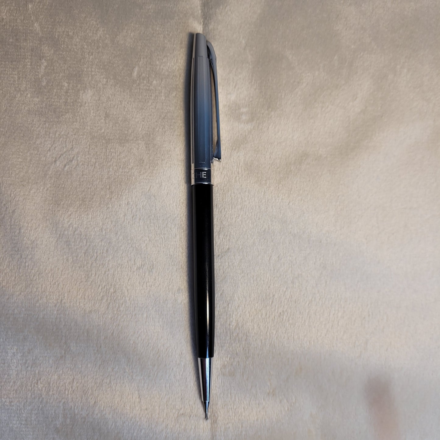 Eleganter Caran d'Ache Druckbleistift Madison Schwarz - Swiss Made, glänzend schwarz mit silbernen Akzenten.