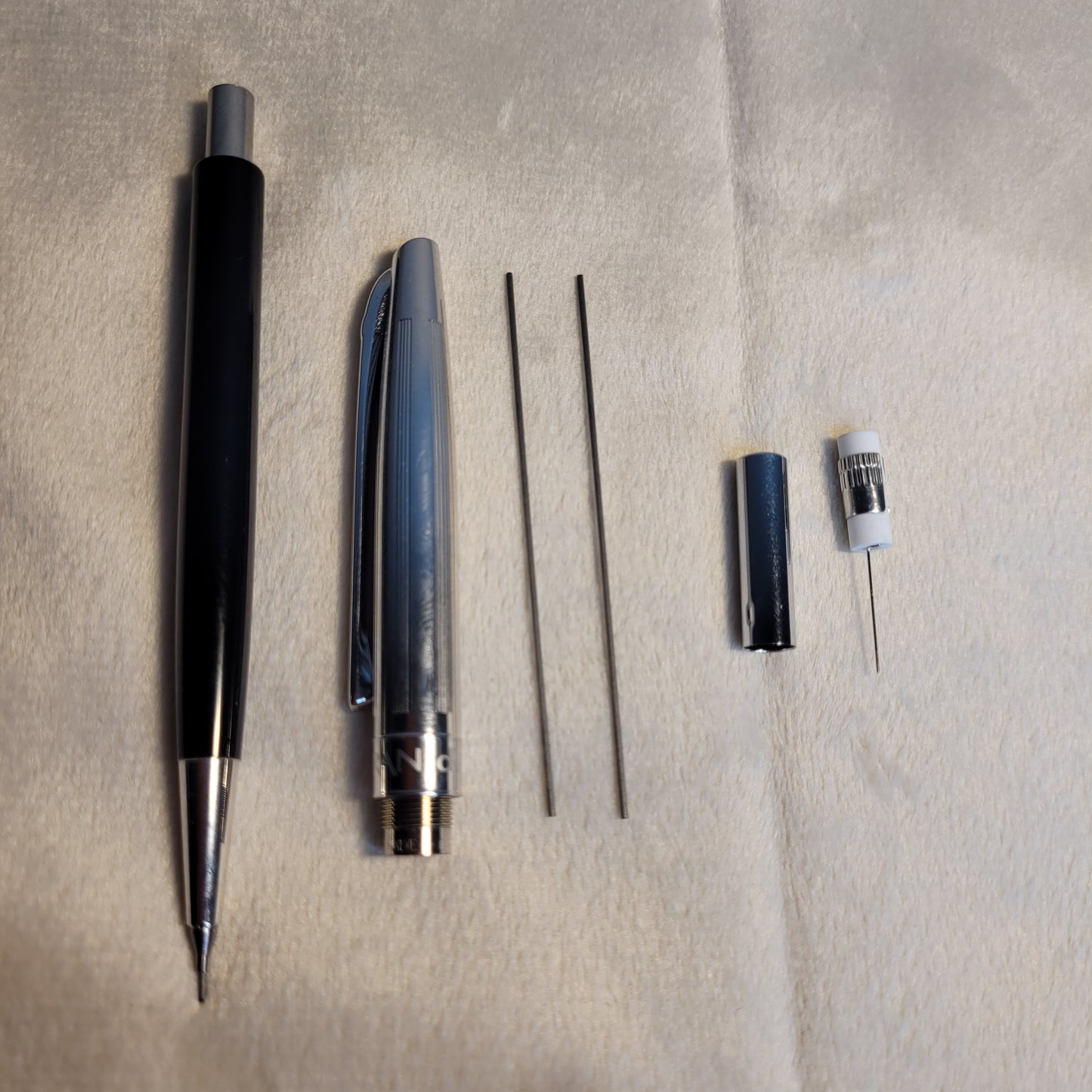 Eleganter Caran d'Ache Druckbleistift Madison Schwarz - Swiss Made, stilvolles Design mit silbernen Akzenten.