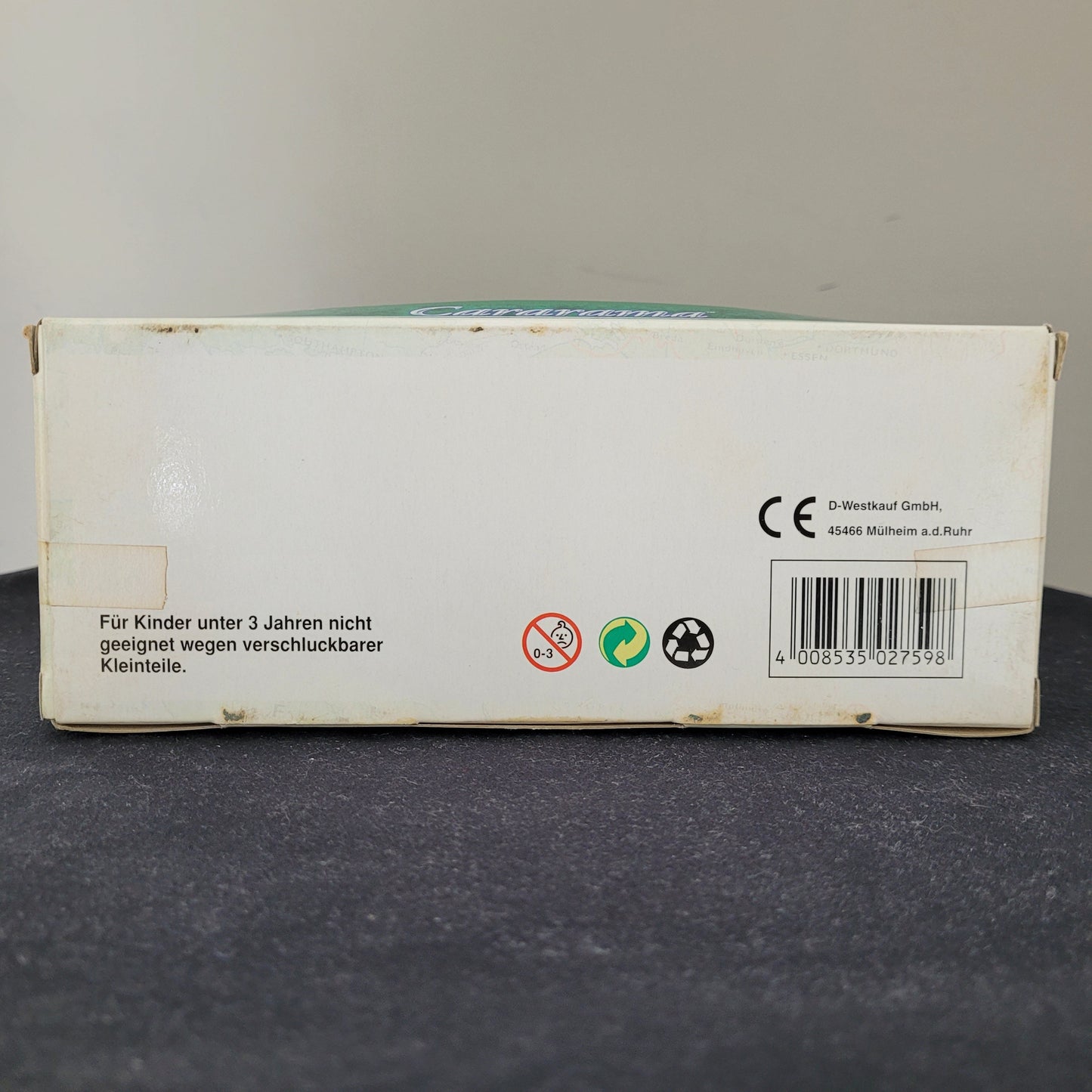 Unterseite der Verpackung des Cararama Hongwell VW Beetle Modellautos 1:43 mit CE-Kennzeichnung, Barcode, Recycling- und Warnsymbolen sowie Herstellerangaben von D+W Verlag GmbH – nicht geeignet für Kinder unter 3 Jahren.