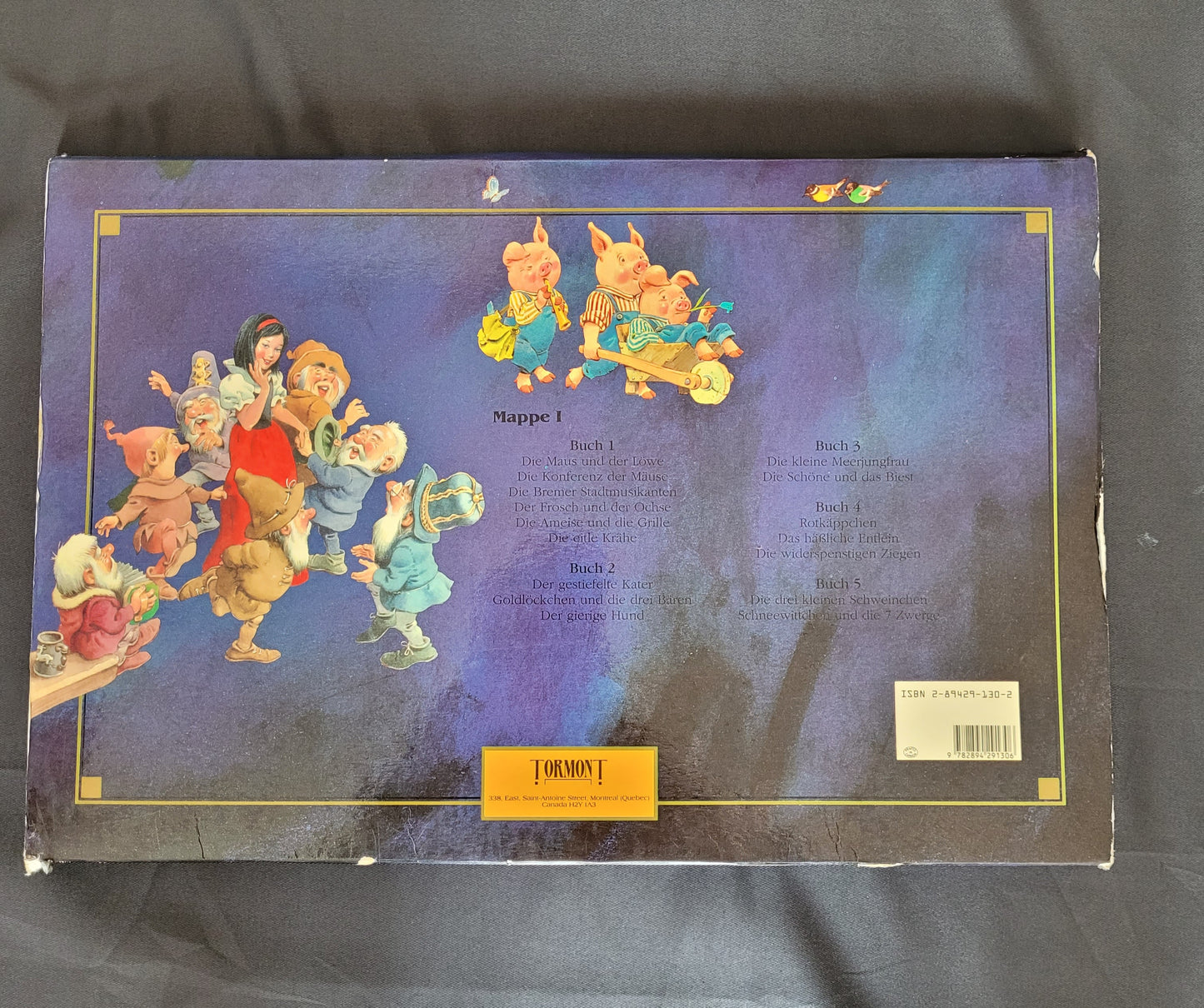 Rückseite der Vintage Kinderbuchsammlung „Die große Märchenschatztruhe“ mit detailreichen Illustrationen klassischer Märchenfiguren wie Schneewittchen, die sieben Zwerge und die drei kleinen Schweinchen auf dunkelblauem Hintergrund. Die nostalgische Gestaltung und die aufgelisteten Inhalte der Mappe I machen dieses Vintage-Märchenbuch-Set zu einem begehrten Sammlerstück für Liebhaber klassischer Kinderliteratur.