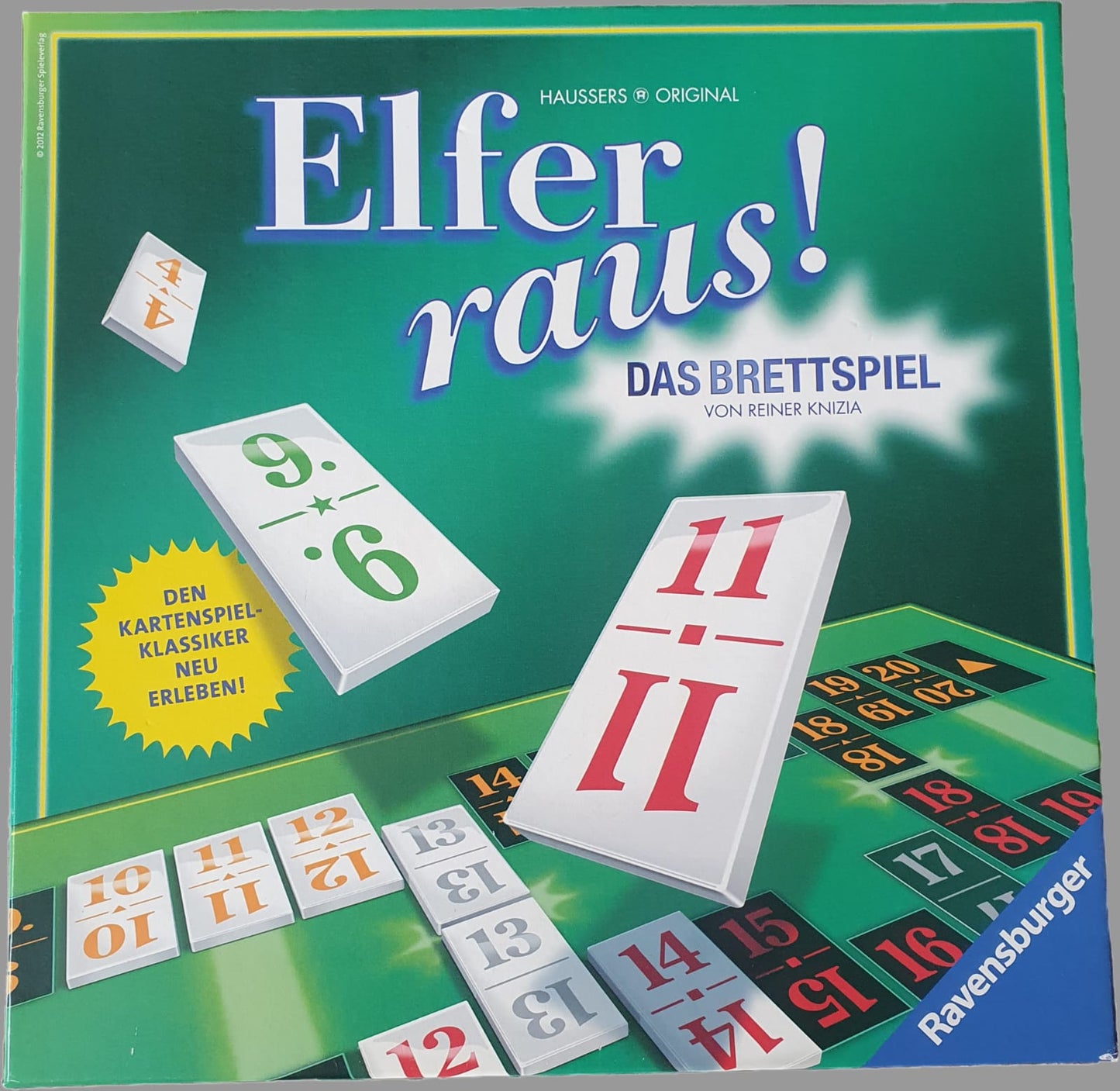 Das Bild zeigt die Vorderseite des „Elfer Raus! - Brettspiels“ von Ravensburger. Auf der Verpackung sind das markante Spielkarten-Design sowie die auffällige rote Farbgebung klar erkennbar. Der Titel „Elfer Raus!“ ist prominent platziert und das Logo von Ravensburger bestätigt die Originalität des Spiels. Zusätzlich sind wichtige Spieldetails auf der Verpackung abgebildet, die einen schnellen Überblick über den Inhalt und die Spielregeln ermöglichen.