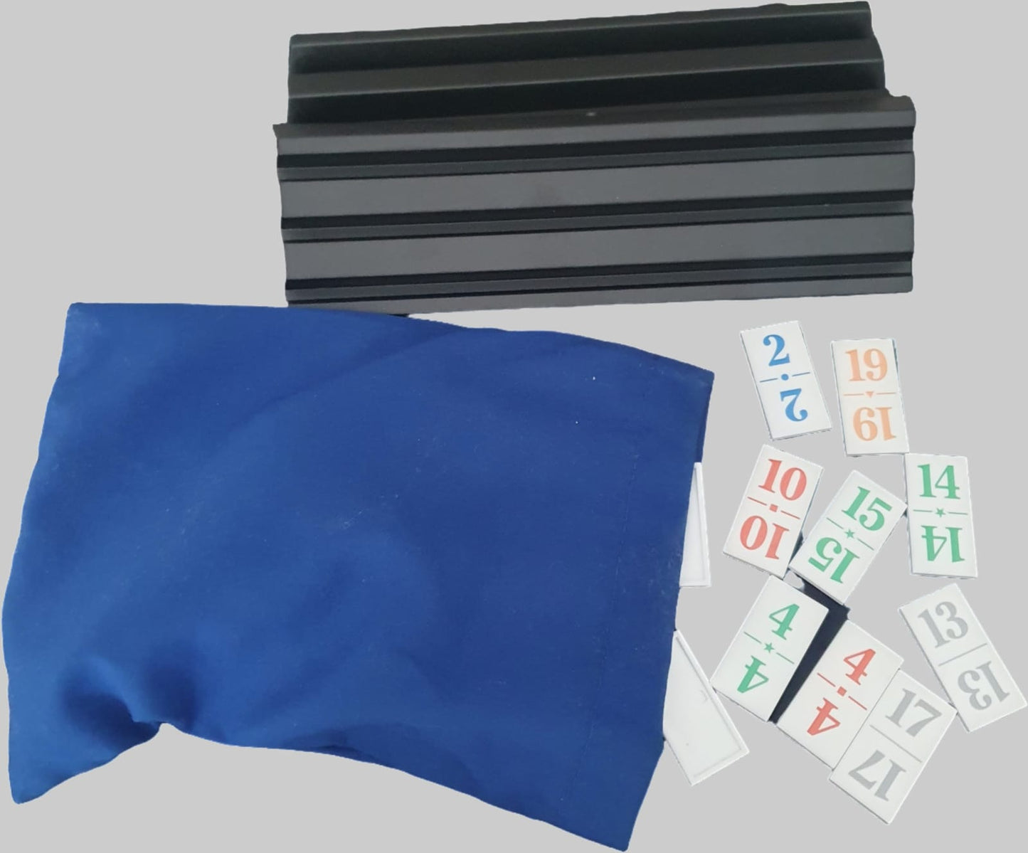 Das Bild zeigt das Zubehör des „Elfer Raus! - Brettspiels“ von Ravensburger. Zu sehen sind die Spielsteine in verschiedenen Farben sowie das vollständige Set an Spielmaterialien, die für den Spielablauf benötigt werden. Die Steine sind deutlich erkennbar, gut erhalten und übersichtlich angeordnet, sodass die klassische Gestaltung des Spiels hervorgehoben wird.