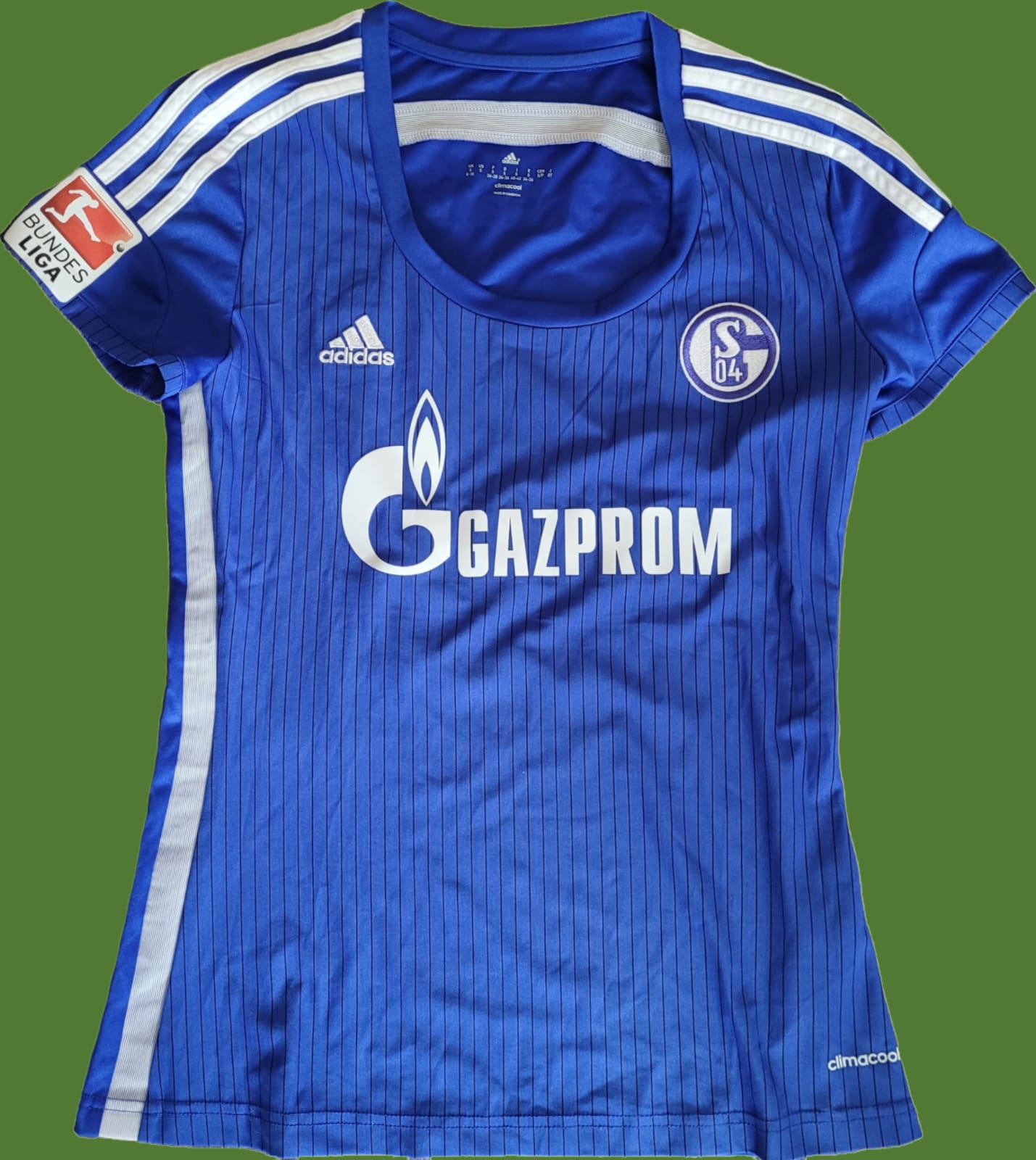 Das Bild zeigt die Vorderseite eines FC Schalke 04 Vintage Trikots in Größe S. Es handelt sich um das Heimtrikot in Blau mit schwarzen Nadelstreifen. Auf der rechten Brust ist das Vereinswappen des FC Schalke 04, links das Adidas-Logo zu sehen. In der Mitte befindet sich das weiße Logo des Hauptsponsors Gazprom, während auf dem linken Ärmel das offizielle Bundesliga-Logo angebracht ist. Weiße Streifen auf Schultern und Seiten sowie der „climacool“-Schriftzug am unteren Rand.