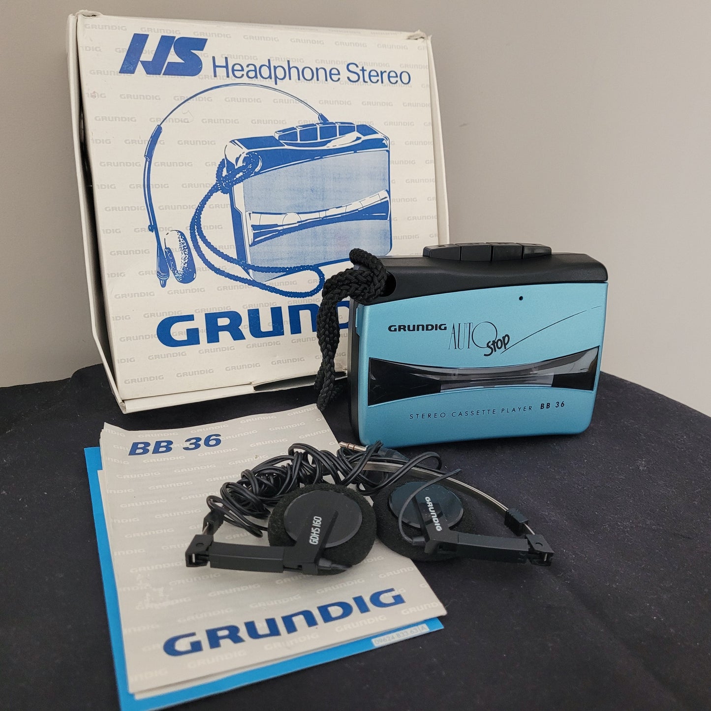 Vintage Grundig Walkman BB 36 Stereo Kassettenspieler in Blau-Schwarz mit Originalverpackung, Grundig-Kopfhörern und Bedienungsanleitung – Retro Musikgerät für Sammler und Liebhaber klassischer Audiotechnik.