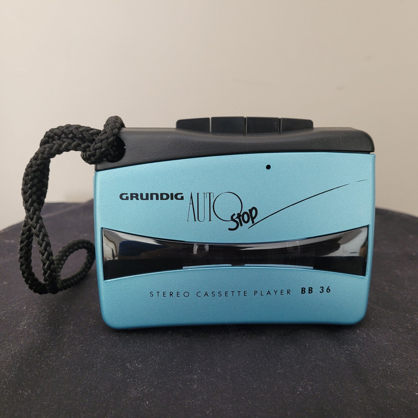 Grundig Vintage Walkman BB 36 Stereo Kassettenspieler mit Auto-Stop-Funktion, blau-schwarzes Gehäuse, Sichtfenster und Trageschlaufe – klassisches Retro-Musikgerät für analoge Kassettenwiedergabe.