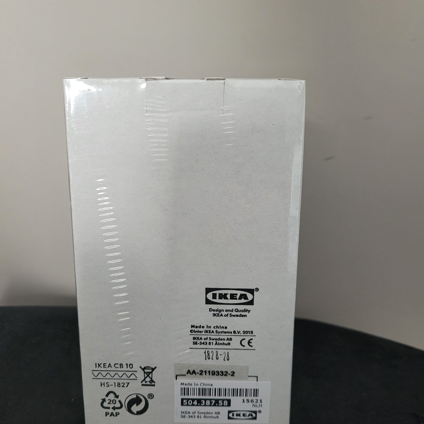 Rückseite der Ikea PS 1995 Schlüsselloch Design Thomas Eriksson Vintage Standuhr, präsentiert auf dunklem Hintergrund. Die stabile Konstruktion und hochwertigen Materialien sorgen für Langlebigkeit, während das markante Vintage-Design von Thomas Eriksson seinen kreativen Stil unterstreicht. Perfekte Ergänzung für stilvolle Interieurs mit Retro-Charakter!