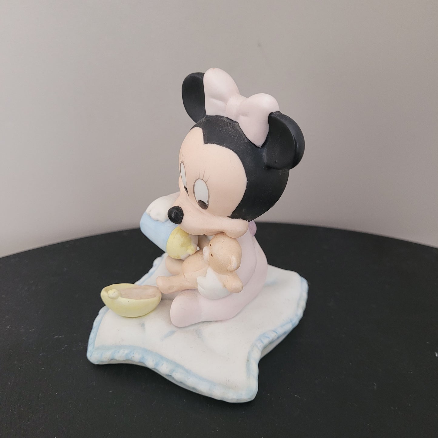 Minnie Mouse Figur vom Hersteller Goebel Seiten Ansicht links