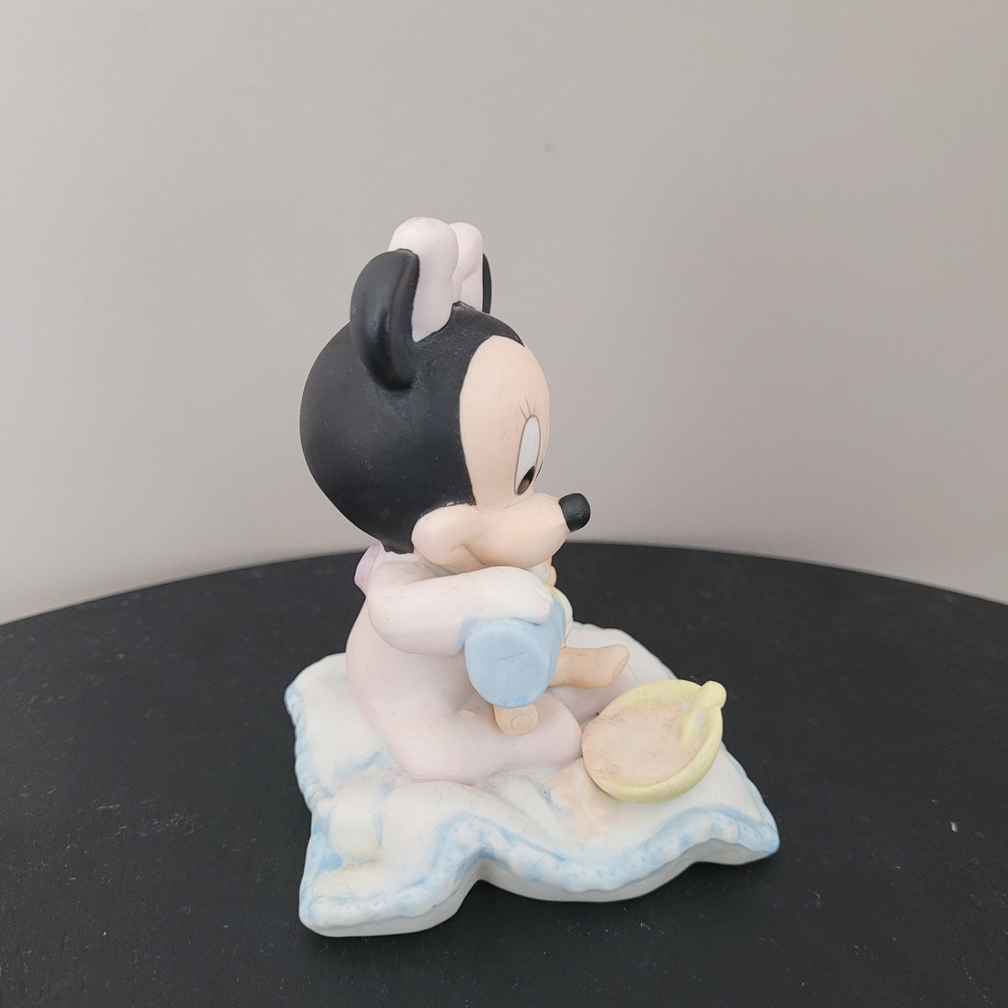 Minnie Mouse Figur vom Hersteller Goebel Seiten Ansicht rechts