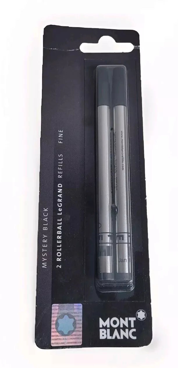 Eine Verpackung Montblanc Rollerball LeGrand Nachfüllungen in Mystery Black. Enthält zwei FINE-gekennzeichnete Nachfüllungen. Vertikal steht: "MYSTERY BLACK 2 ROLLERBALL LeGRAND REFILLS FINE". Unten rechts das Montblanc-Logo und "MONT BLANC". Die Nachfüllungen sind silberfarben mit schwarzen Kappen.