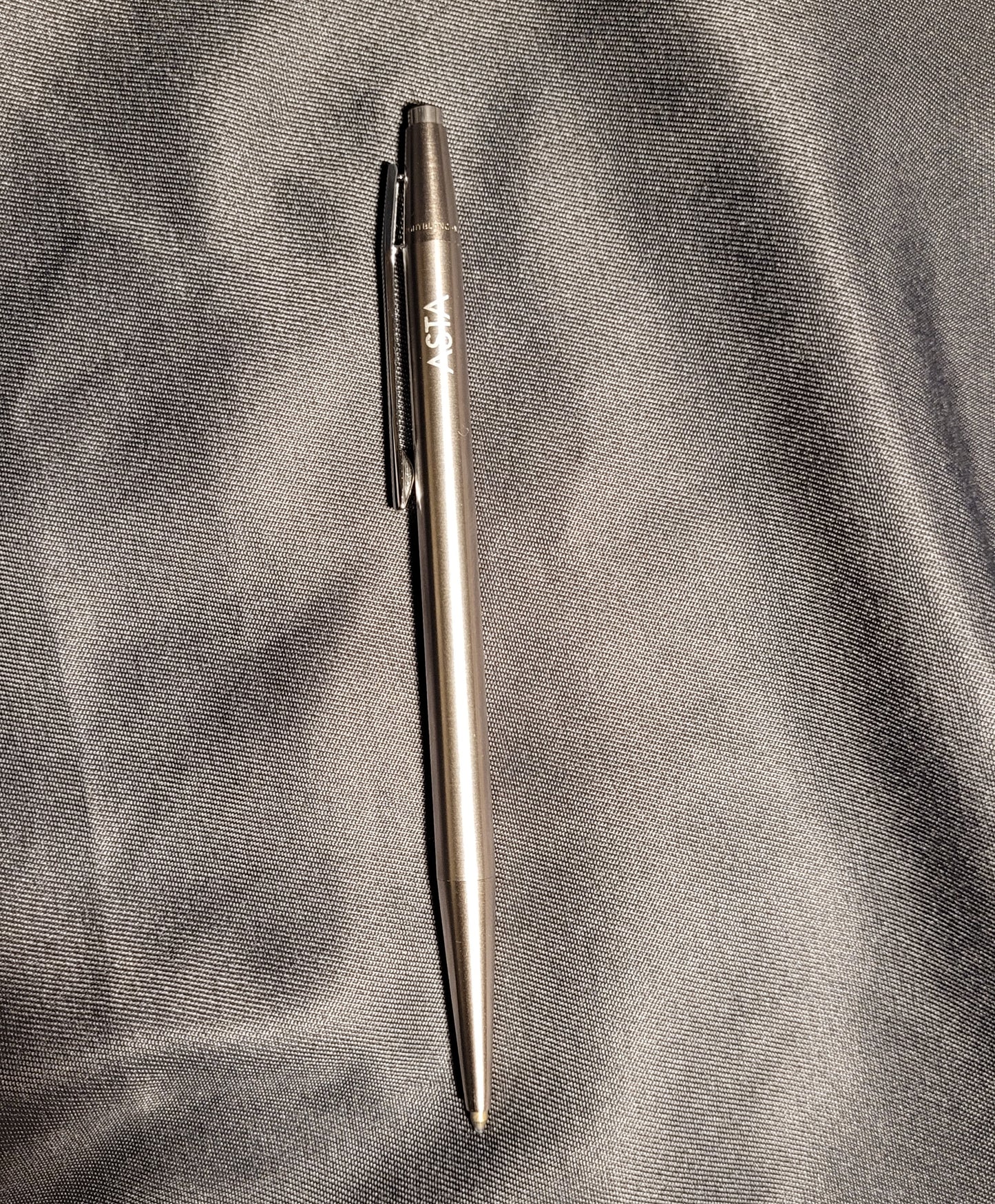 Detaillierte Seitenansicht des Montblanc Noblesse Vintage Schreibgeräts. Die Aufnahme betont die schlanke Silhouette des Edelstahl-Gehäuses und die individuelle 'ASTA' Gravur unterhalb des Clips, typisch für hochwertige Sammlerstücke dieser Ära.