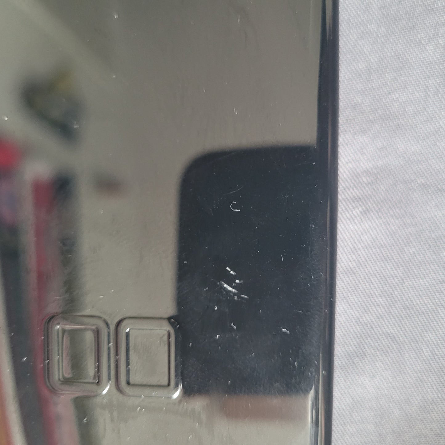Nintendo DS Lite Konsole Schwarz – Modell USG‑001 – Vintage Handheld, Oberseite mit glänzender Oberfläche, sichtbaren Gebrauchsspuren und Bedientasten im Detail.