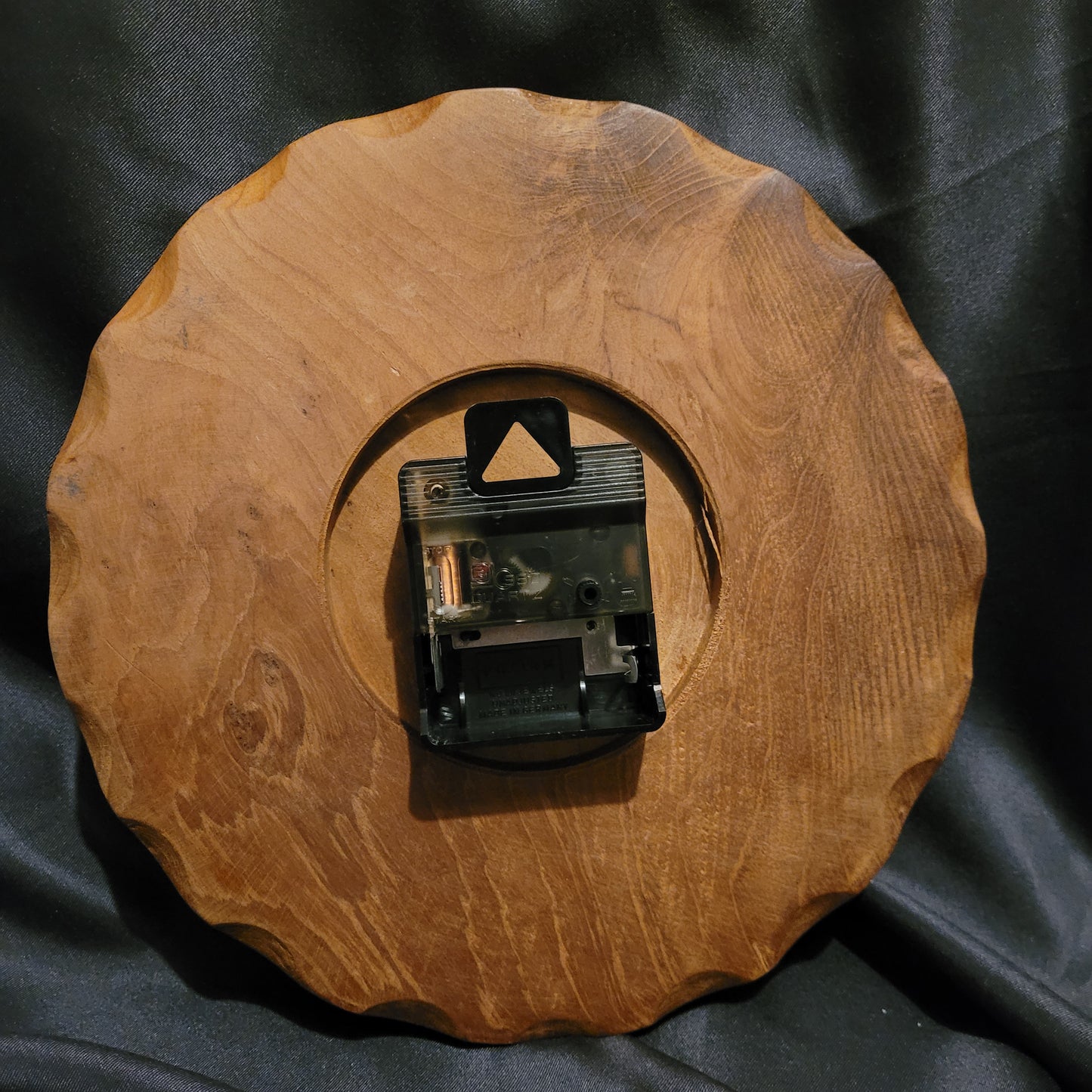Rückseite der Ostfriesenuhr Ostfriesland Rückwärts-Uhr Vintage mit Holzrahmen, batteriebetriebenem Quarz-Uhrwerk und Aufhängehaken – dekorative Kult-Wanduhr.