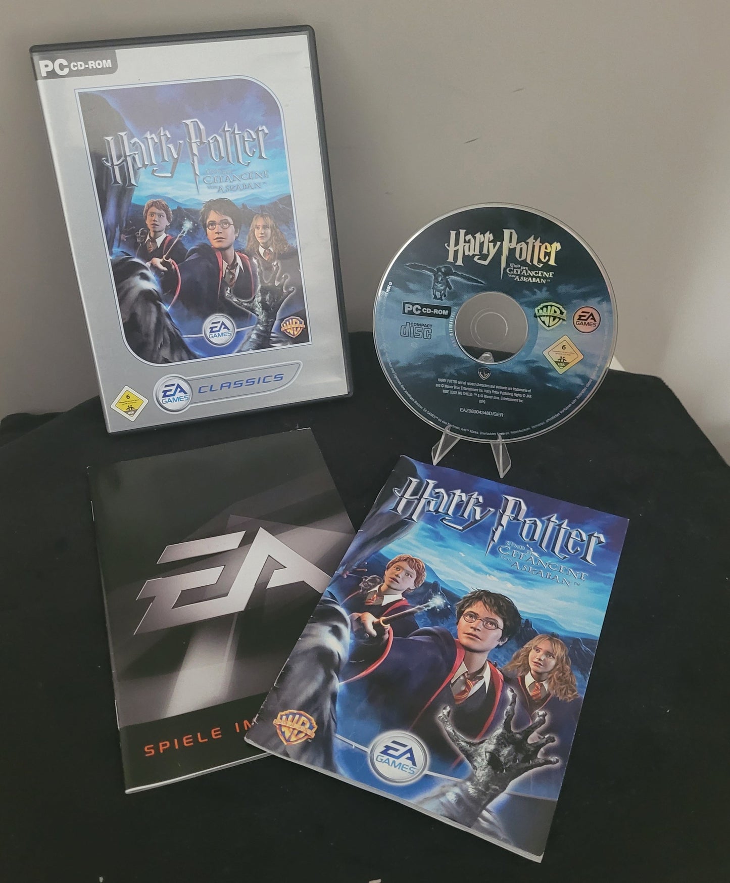 Zu sehen ist das PC von EA Sports Harry Potter und der gefangene von Askaban, auf schwarzem Unter- und grauem Hintergrund.