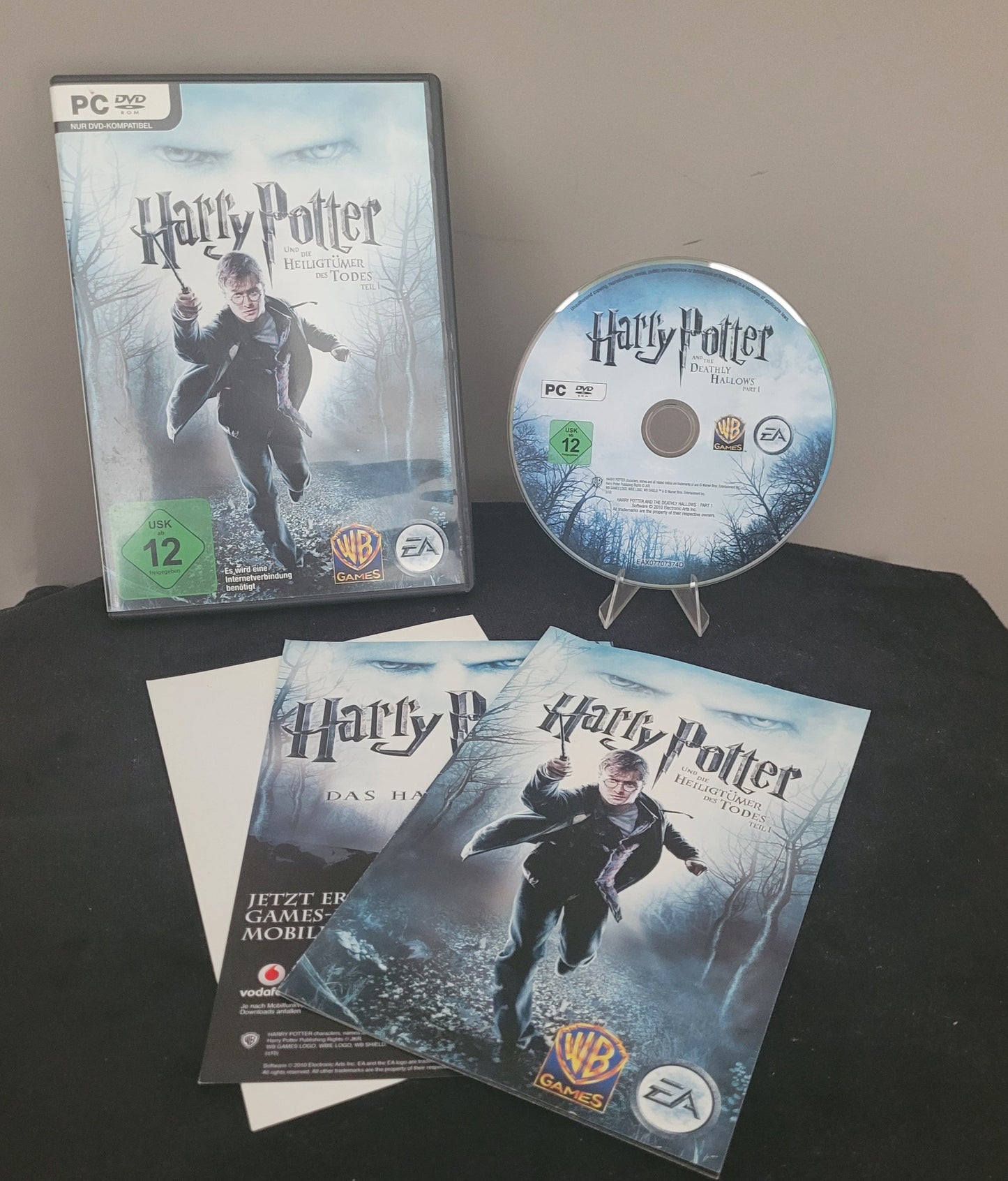 Zu sehen ist das PC von EA Sports Harry Potter und die Heiligtümer des Todes Teil 1, auf schwarzem Unter- und grauem Hintergrund.