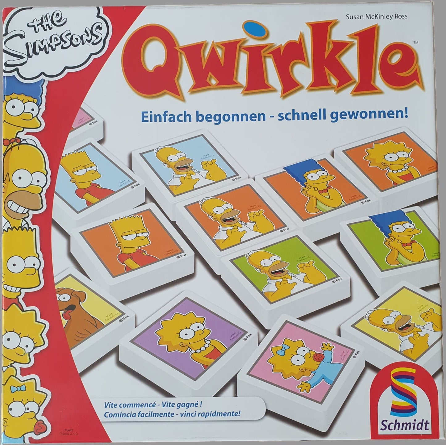 Das Bild zeigt die Vorderseite des „Qwirkle - The Simpsons“ Gesellschaftsspiels von Schmidt Spiele (Modellnummer: 49285). Die auffällig gestaltete Verpackung präsentiert bekannte Simpsons-Charaktere in einem farbenfrohen Design. Der Titel „Qwirkle - The Simpsons“ ist gut sichtbar, während die typischen Spielsteine das strategische Konzept des Spiels unterstreichen. Zusätzlich sind die wichtigsten Spieldetails auf der Vorderseite aufgeführt.