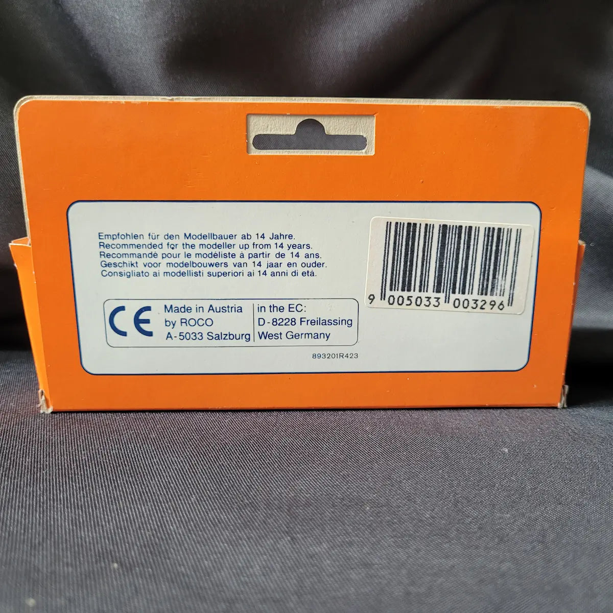 Vintage Miniaturmodell des Leopard 2 Kampfpanzers von Roco Minitanks in der orangefarbenen Originalverpackung. Rueckseite.