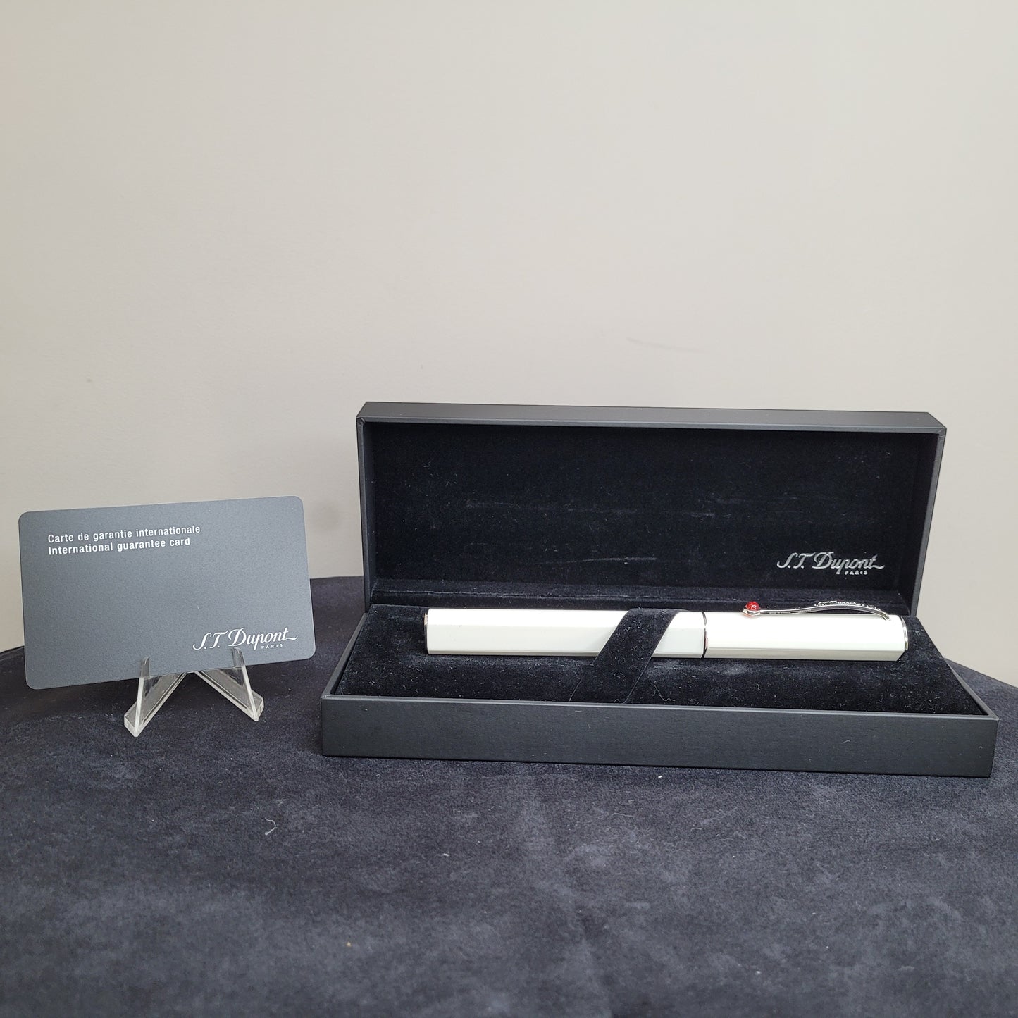 Luxuriöser S.T. Dupont Kugelschreiber von Karl Lagerfeld in einer schwarzen Box mit internationaler Garantiekarte.