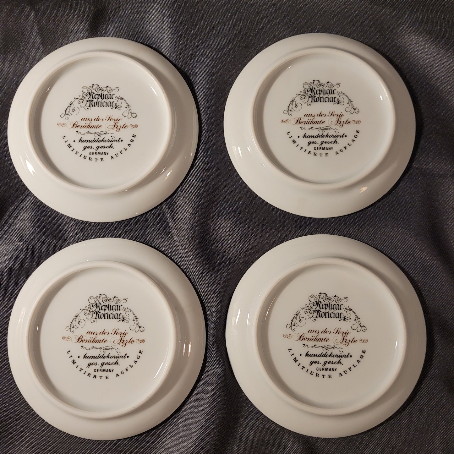 Sammelteller Serie „Berühmte Ärzte“ Vintage, Rückseite, schwarzer Hintergrund, Aufschrift „Replicar Noriciae, aus der Serie Berühmte Ärzte, handdekoriert ges. gesch., limitierte Auflage“, Porzellan 10 cm.