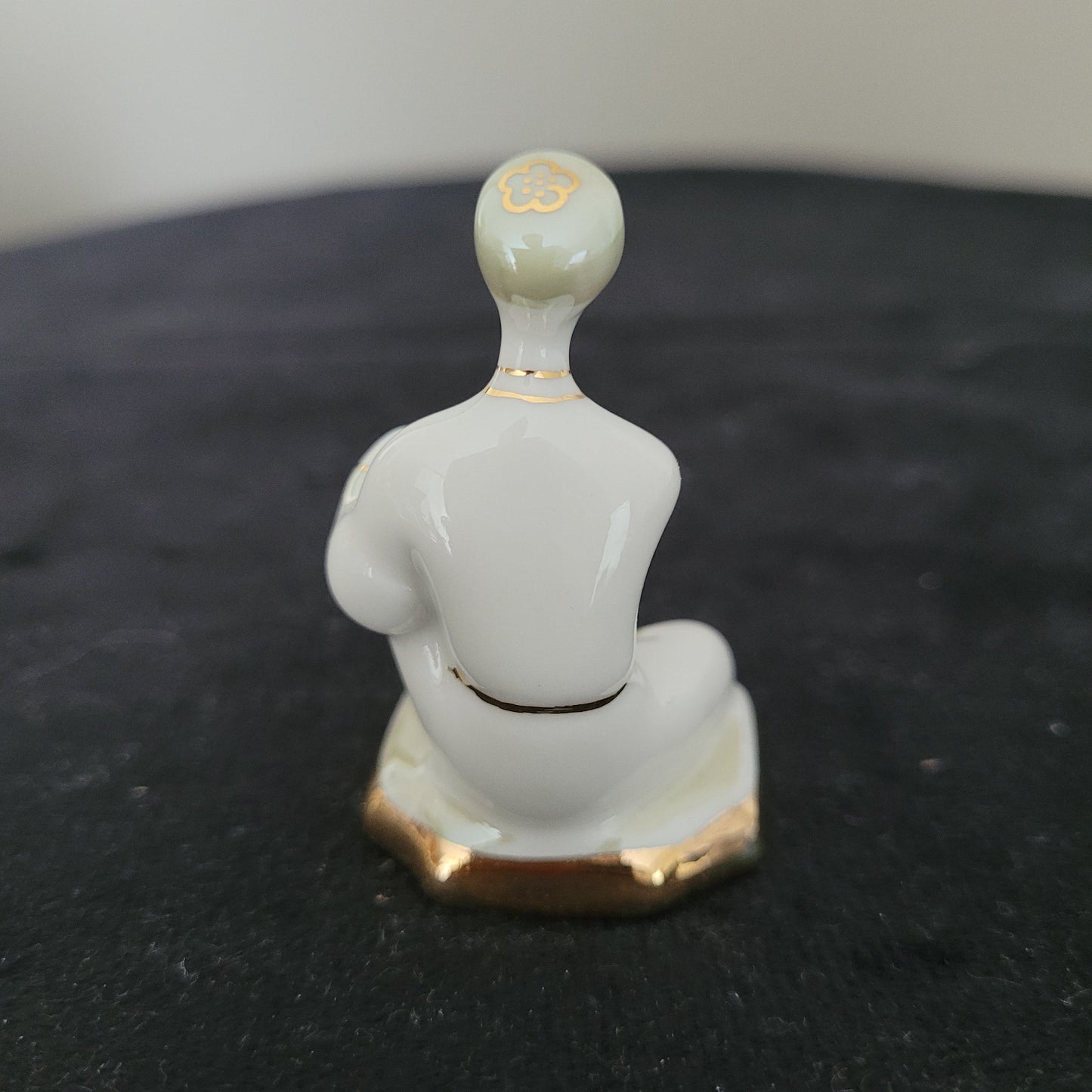 Schach Schachfiguren Porzellan aus Kislovodsk - USSR - Kaukasus Design 80er Jahre - Bauer Figur Rückseite - auf schwarzem Untergrund und weißem Hintergrund