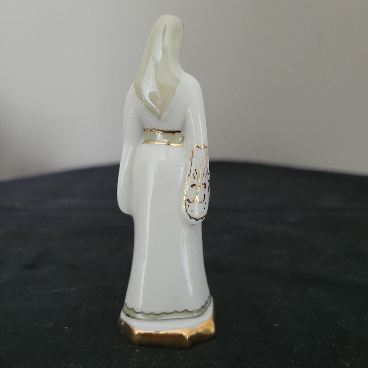 Schach Schachfiguren Porzellan aus Kislovodsk - USSR - Kaukasus Design 80er Jahre - Dame Figur Rückseite - auf schwarzem Untergrund und weißem Hintergrund