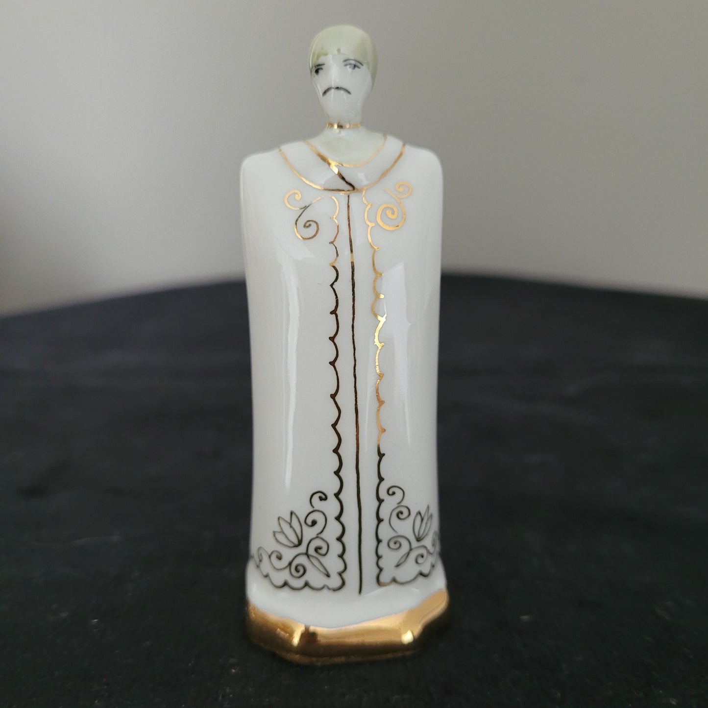 Schach Schachfiguren Porzellan aus Kislovodsk - USSR - Kaukasus Design 80er Jahre - Läufer Figur Vorderseite - auf schwarzem Untergrund und weißem Hintergrund