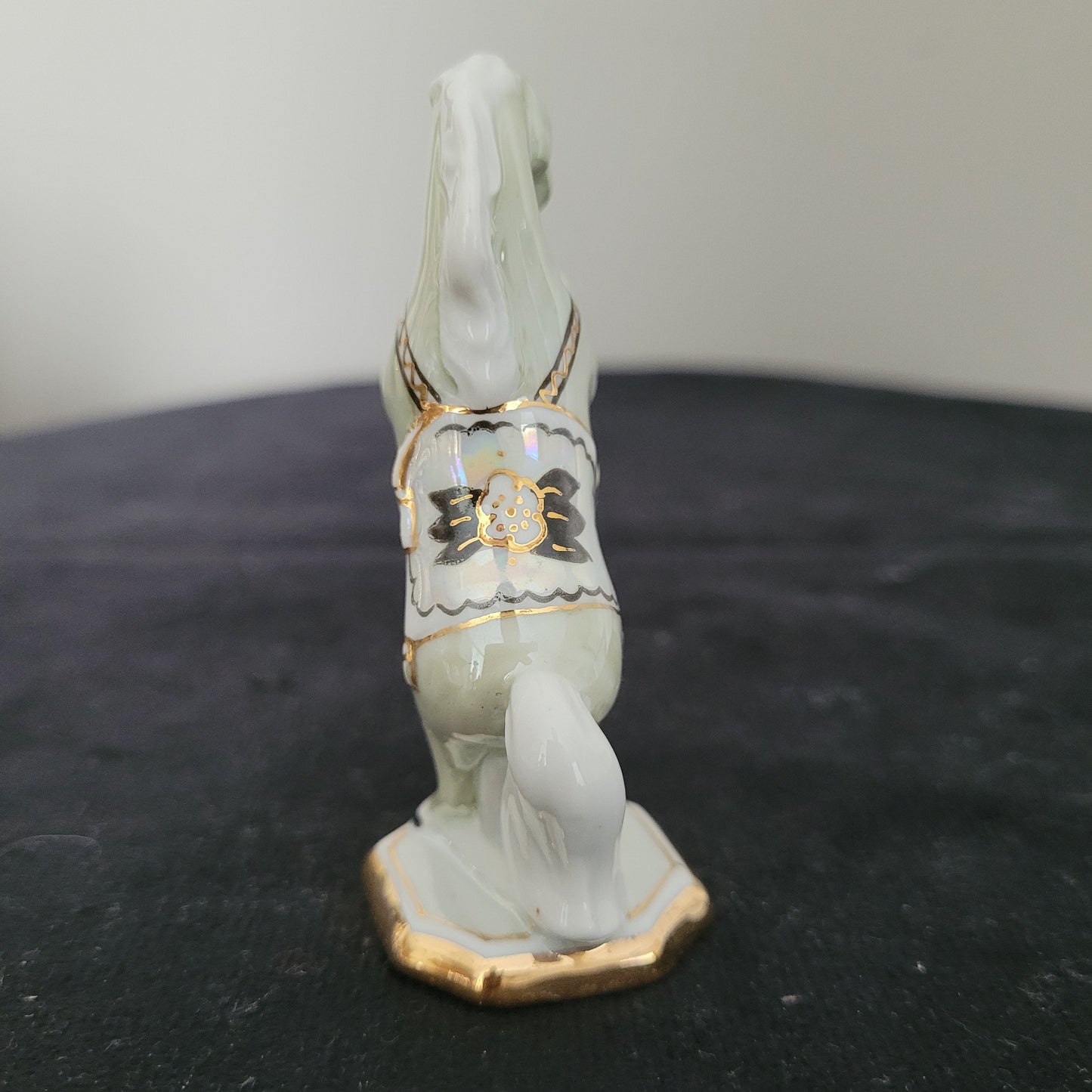 Schach Schachfiguren Porzellan aus Kislovodsk - USSR - Kaukasus Design 80er Jahre - Pferd Figur Rückseite - auf schwarzem Untergrund und weißem Hintergrund