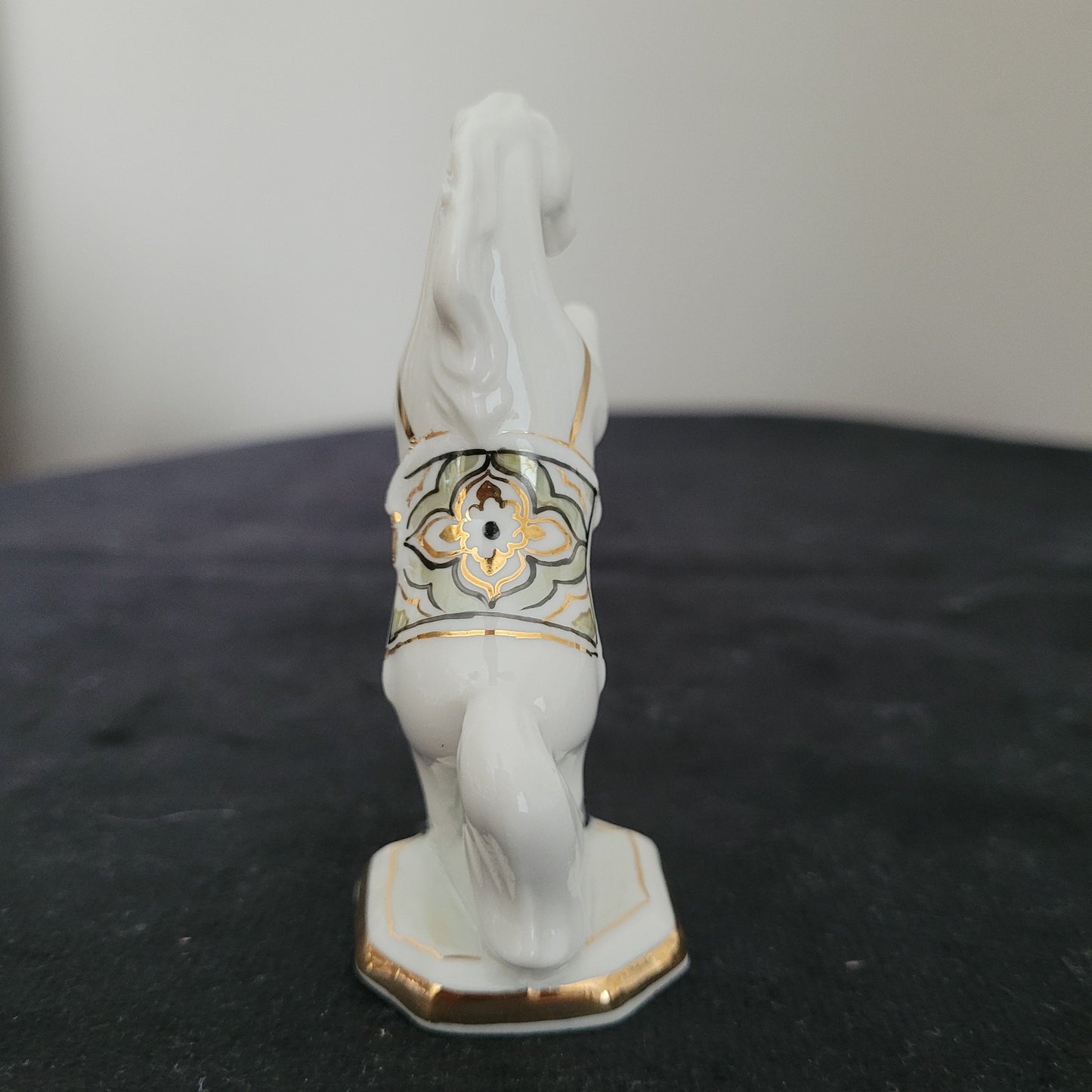 Schach Schachfiguren Porzellan aus Kislovodsk - USSR - Kaukasus Design 80er Jahre - Pferd Figur Rückseite - auf schwarzem Untergrund und weißem Hintergrund
