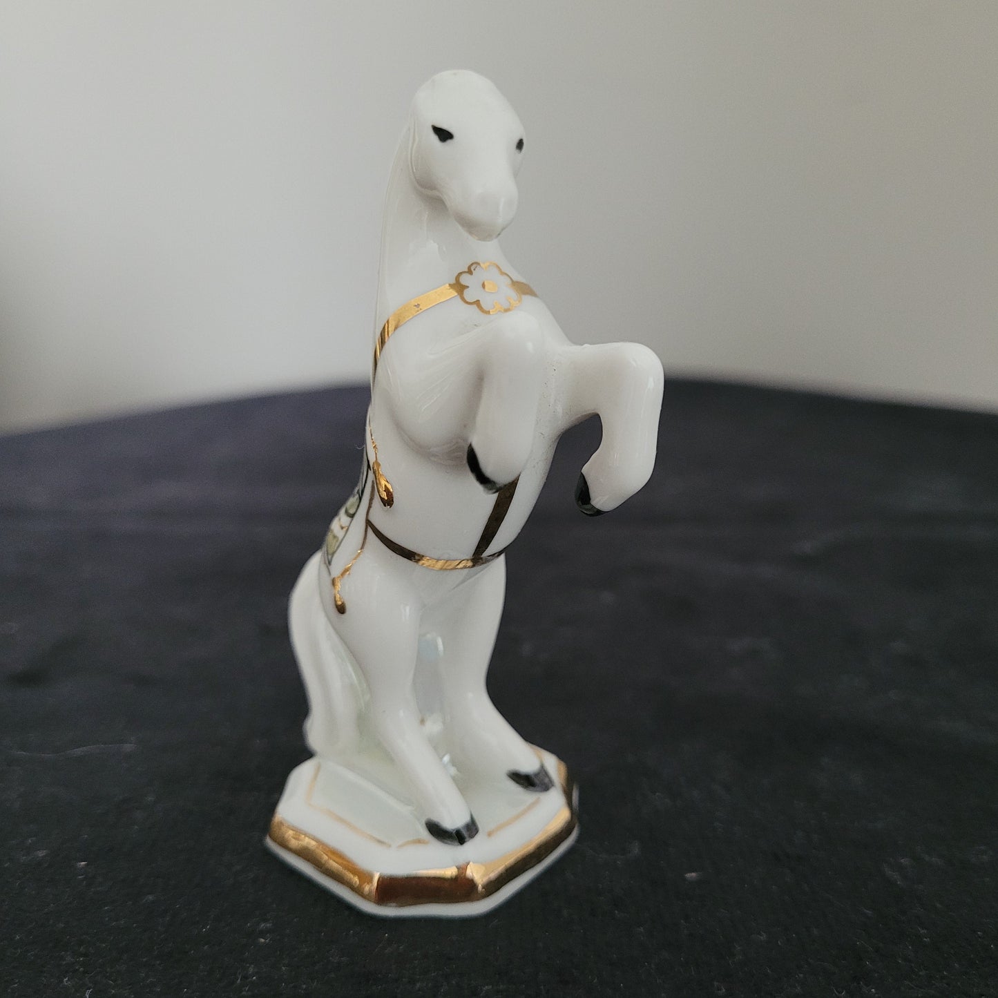 Schach Schachfiguren Porzellan aus Kislovodsk - USSR - Kaukasus Design 80er Jahre - Pferd Figur Vorderseite - auf schwarzem Untergrund und weißem Hintergrund