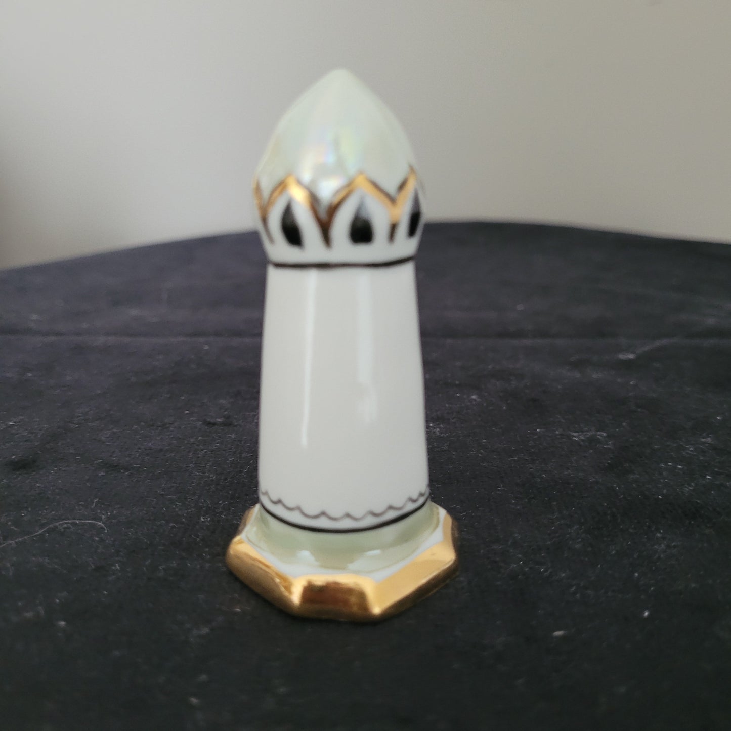 Schach Schachfiguren Porzellan aus Kislovodsk - USSR - Kaukasus Design 80er Jahre - Turm Figur - auf schwarzem Untergrund und weißem Hintergrund