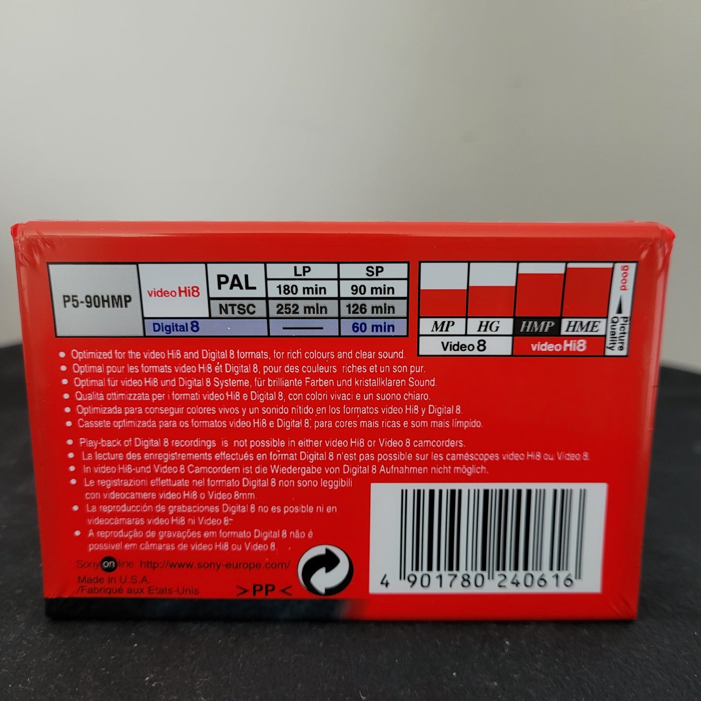 Die Rückseite des Sony Kassette Video Hi8 90 - Digital 8 60 - HMP - PAL - NTSC – P5-90HMP ist auf dunklem Hintergrund zu sehen. Sichtbar sind technische Informationen wie die Bandlänge, Kompatibilität mit Hi8- und Digital8-Formaten sowie Hinweise zur Nutzung. Das robuste Gehäuse und die präzise beschrifteten Details unterstreichen den Vintage-Charme dieses Sammlerstücks – ein Highlight für Liebhaber analoger Videotechnik.