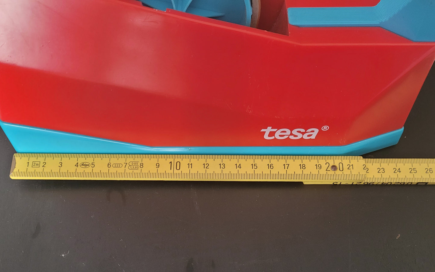 Tesa Abroller seitliche Ansicht mit Zollstock. Ca. 24cm.