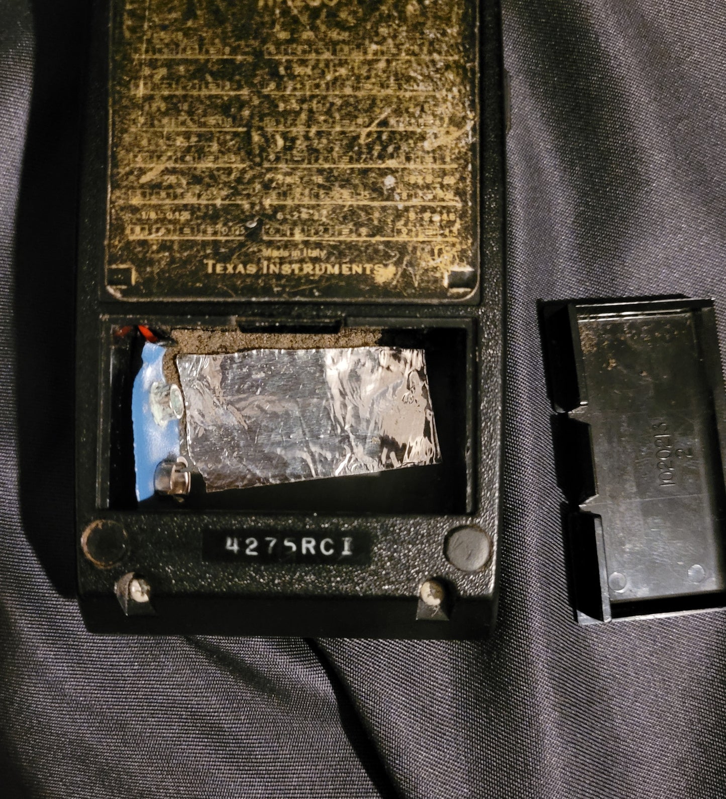 Detailaufnahme des Batteriefachs des Vintage TI-1200, das eine fachgerechte Reinigung der Kontakte benötigt.