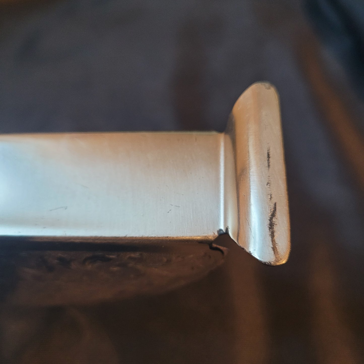 Versilberter Serviettenhalter Vintage, silberfarben, Unterseite. Schwarzer Hintergrund.