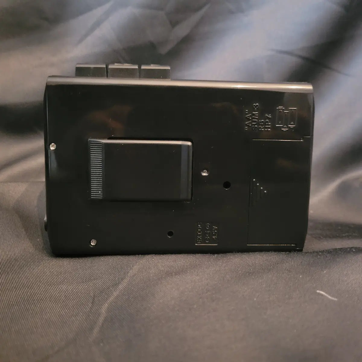 Vintage IGS CR 3207 Walkman Kassettenplayer in Schwarz- Rückseite.