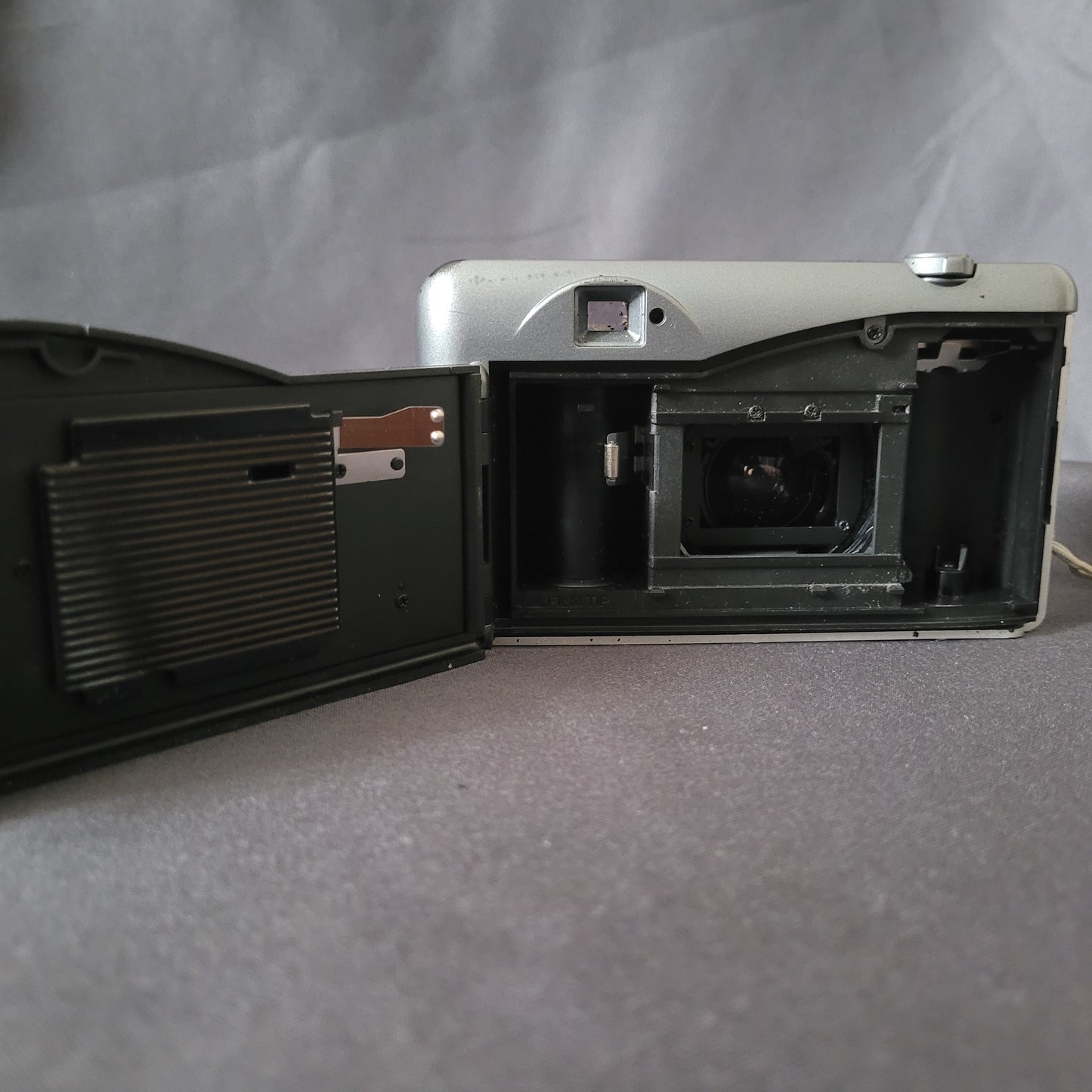 Voigtländer Vitoret AF 35-70 Vintage Analogkamera geöffnet mit sichtbarem Filmfach, Filmspule, Druckplatte und Aufwickelspule – klassische 35mm Kompaktkamera für Sammler und Liebhaber analoger Fototechnik.