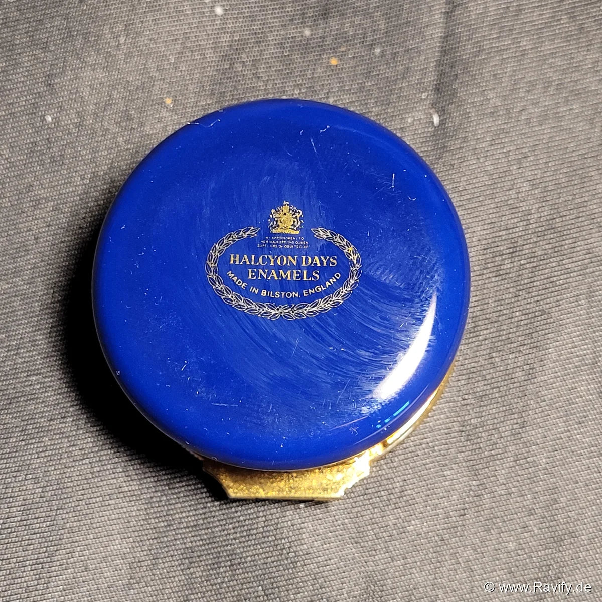 Klassische, runde Halcyon Days Enamels Pillendose in Kobaltblau mit handgemaltem Blumenmotiv auf dem Deckel und feuervergoldeter Fassung.Rueckseite.