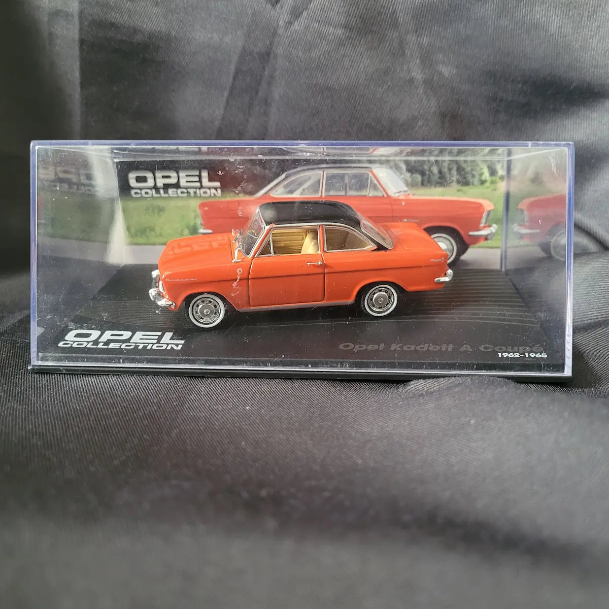 Vitrinenmodell des Opel Kadett A Coupé (1962–1965) in Rot mit schwarzem Dach im Maßstab 1:43.
