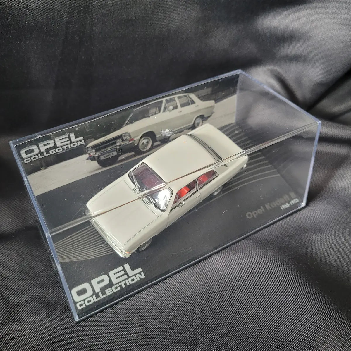Weißes Modellauto des Opel Kadett B (1965–1973) mit roter Innenausstattung im Maßstab 1:43 aus der Opel Collection.