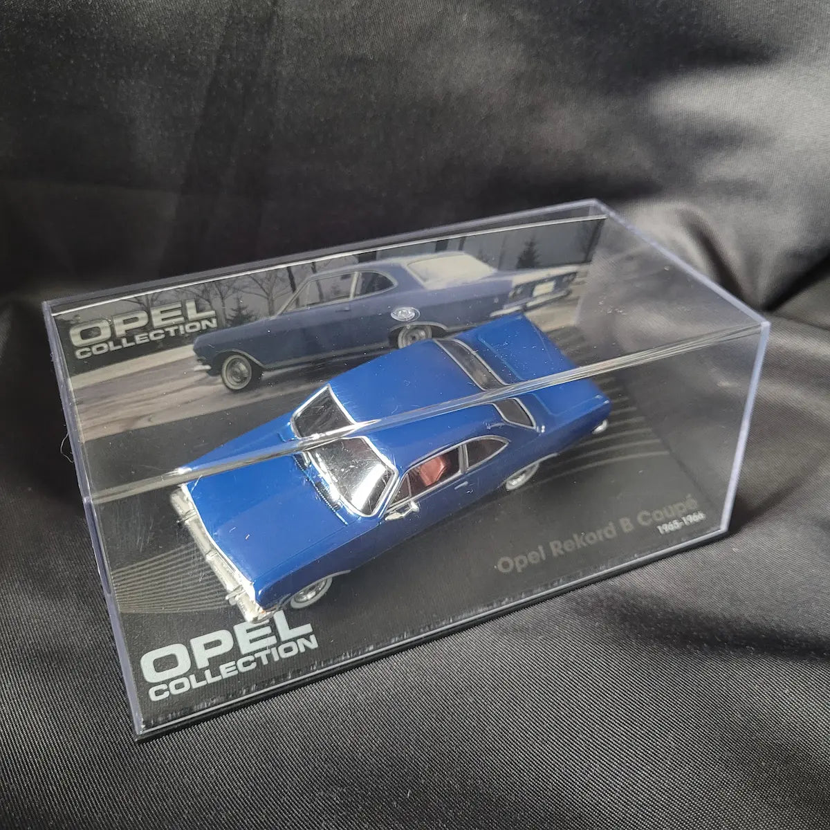 Blaues Modellauto des Opel Rekord B Coupé (1965–1966) im Maßstab 1:43 aus der Opel Collection.