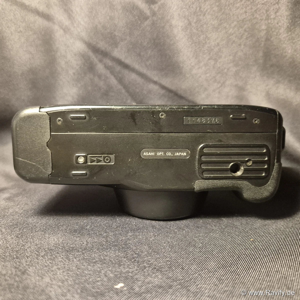 Pentax Zoom 90 analoge Kamera Unterseite mit Asahi Opt. Co. Japan Prägung und Seriennummer