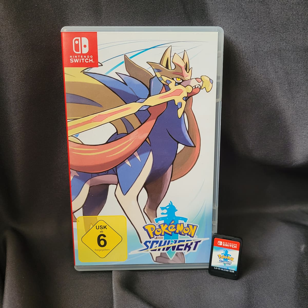 Das Nintendo Switch Spiel Pokémon Schwert mit Originalhülle und Spiele-Modul.