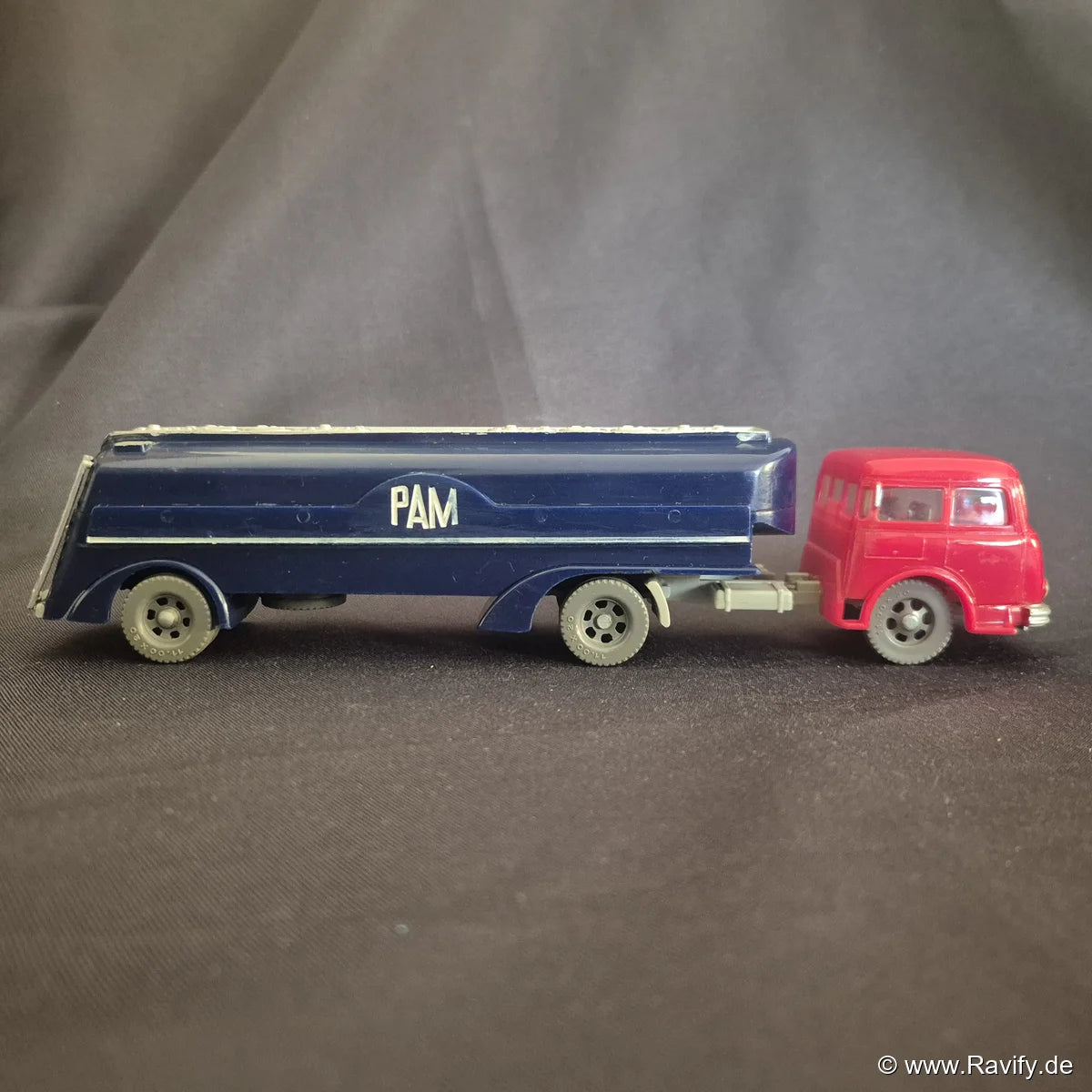 Siku V-Serie V58 PAM Sattelschlepper Seitenansicht rechts mit Aufdruck PAM