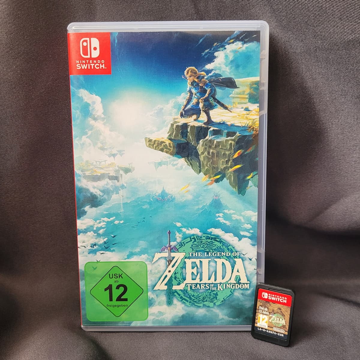 Das Nintendo Switch Spiel The Legend of Zelda: Tears of the Kingdom mit Originalhülle und Spiele-Modul.