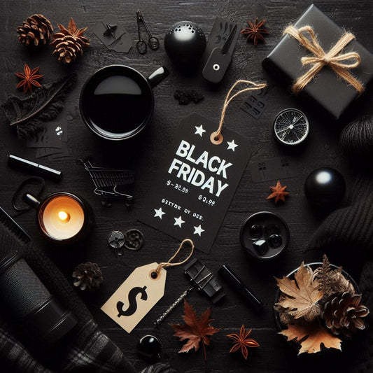 Eine Grafik/ein Bild, die/das Black Friday darstellen soll. Der Hintergrund und ist schwarz. In der Mitte ein Etikett mit dem Wort "Black Friday". Drumherum viele Produkte, wie Kerzen oder Geschenk etc.