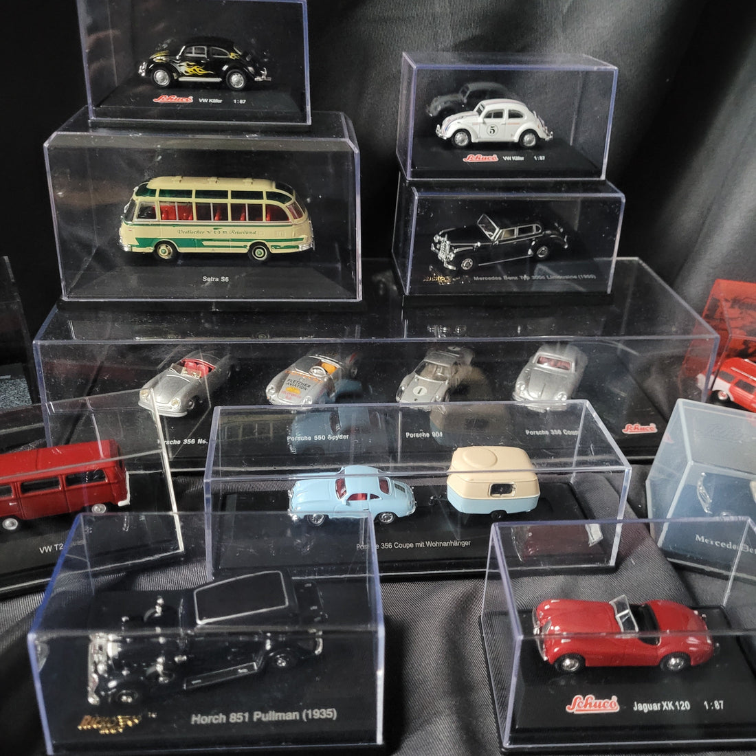 Umfangreiche Modellauto-Sammlung in Präsentationsvitrinen: Hochwertige Klassiker im Maßstab 1:87 von Schuco und Ricko.